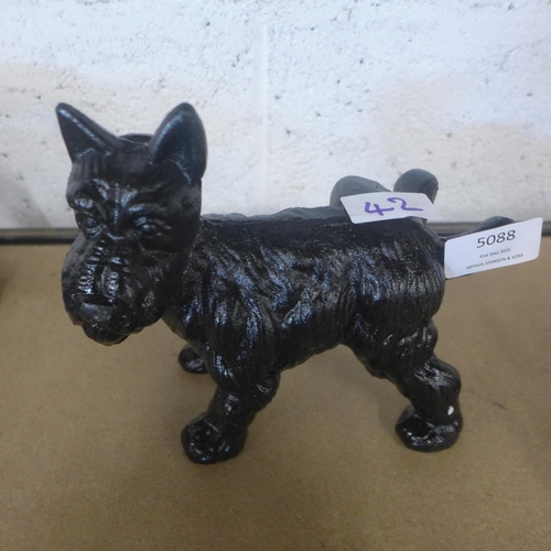 5088 - A cast metal urinating dog door stop  *This lot is subject to VAT