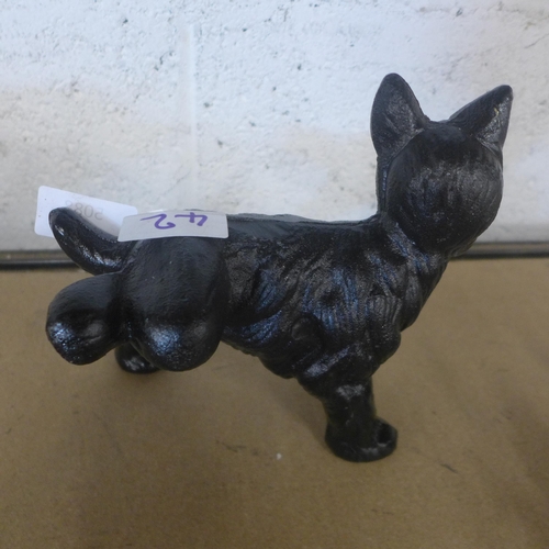 5088 - A cast metal urinating dog door stop  *This lot is subject to VAT