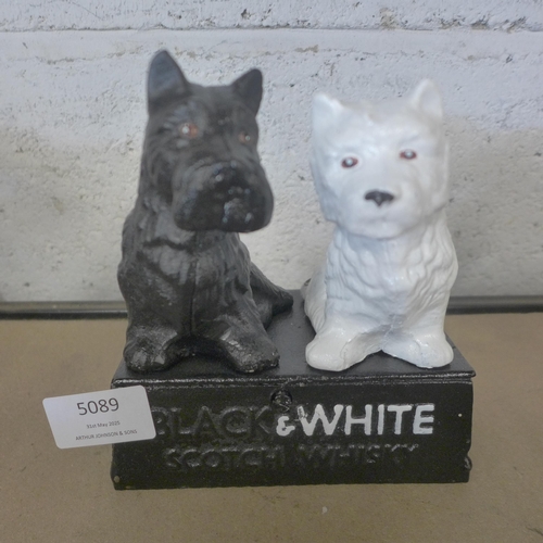 5089 - A cast metal black and white dog scotch whisky figure  *This lot is subject to VAT