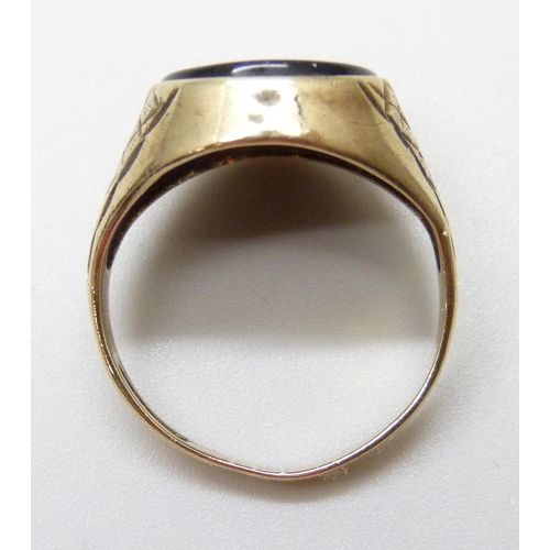 7007 - A 9ct yellow gold onyx set signet ring, 3.1g M