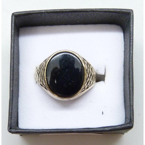 7007 - A 9ct yellow gold onyx set signet ring, 3.1g M