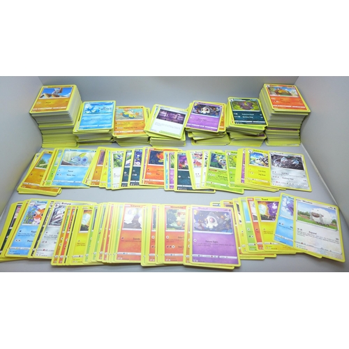 1000 Pokémon cards including rares and reverse Holos