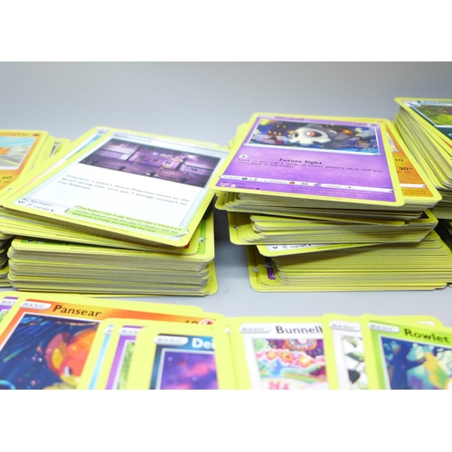 1000 Pokémon cards including rares and reverse Holos