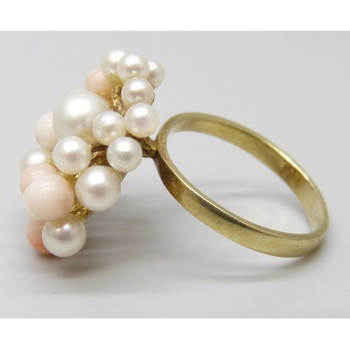 7057A - A 14ct yellow gold pearl and coral coloured bead cluster ring, 6.8g, P