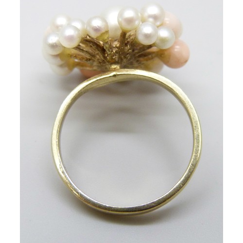7057A - A 14ct yellow gold pearl and coral coloured bead cluster ring, 6.8g, P