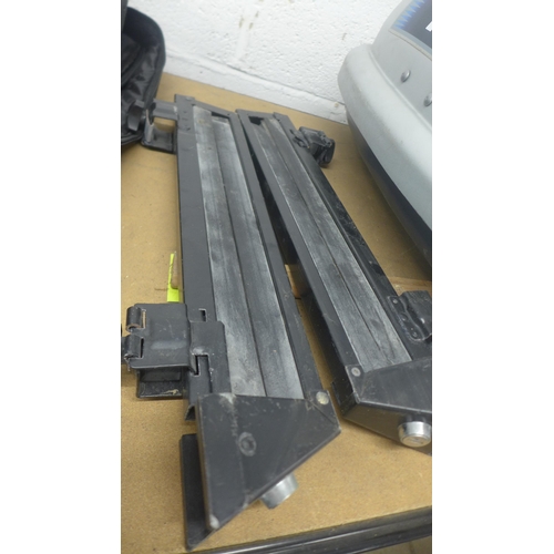 An Alpine 500 Thule 8ft roofbox and 2 brackets with key