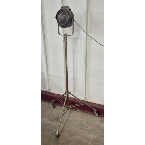 253 - A vintage Lita metal theatre spotlight