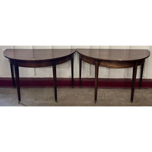 188 - A George III mahogany oval extending dining table