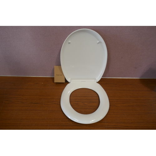 6183 - Roper Rhodes toilet seat secure fix and a Brita Max water jug (Cracked) (359A-25,102) *This lot is s... 