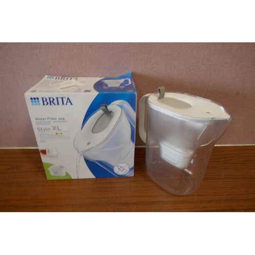 6183 - Roper Rhodes toilet seat secure fix and a Brita Max water jug (Cracked) (359A-25,102) *This lot is s... 