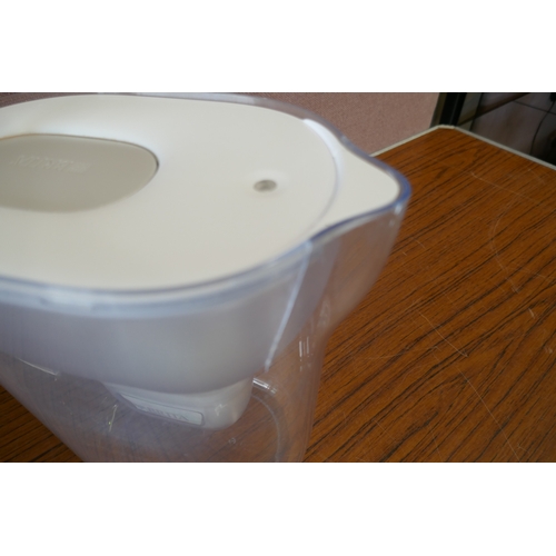 6183 - Roper Rhodes toilet seat secure fix and a Brita Max water jug (Cracked) (359A-25,102) *This lot is s... 