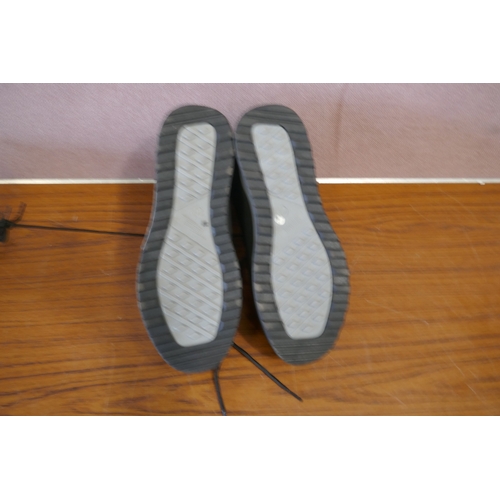 6198 - Two pairs of Khombu men's trainers UK size 9 and 10 *This lot is subject to VAT