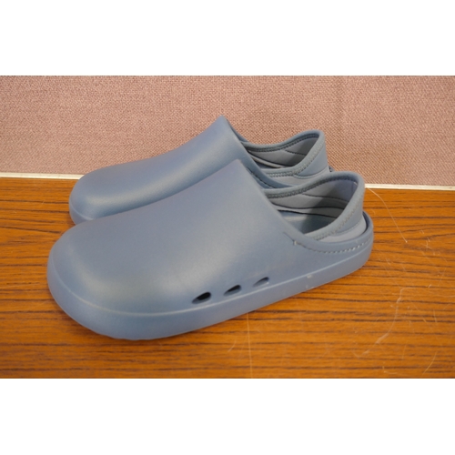 6202 - Two pairs of children's Kirkland Signature boots, size UK 1 and 2 and a pair of children's 32 Degree... 