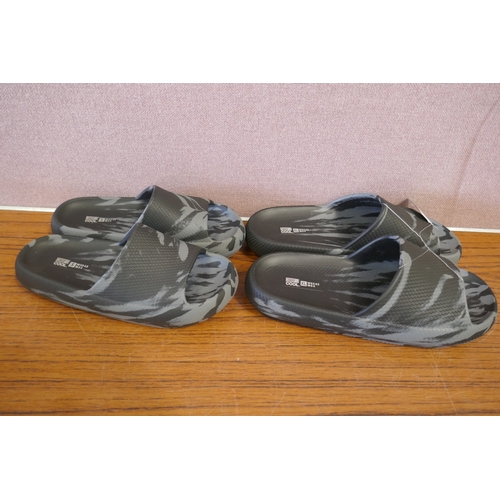 6203 - Two pairs of 32 Degrees sliders, UK size XL and S *This lot is subject to VAT