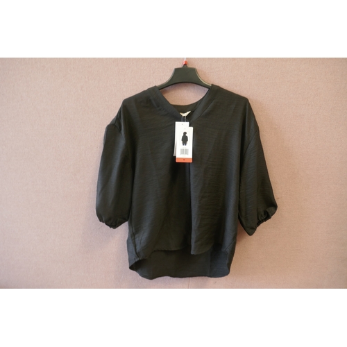 6216 - A quantity of women's clothing to include trousers, tops, loungewear, etc, various colours, sizes an... 