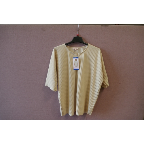 6216 - A quantity of women's clothing to include trousers, tops, loungewear, etc, various colours, sizes an... 