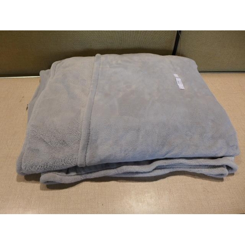 6285 - Luxeloft Plush blanket (359A-157) *This lot is subject to VAT