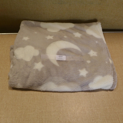 6297 - Sierra waterproof tote blanket and a small child’s blanket   (359A-173) *This lot is subject to VAT
