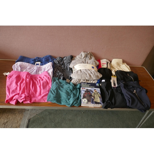 6229 - A quantity of womens clothing to include, trousers, legging, shirts, tops, lounge wear, etc. Various... 