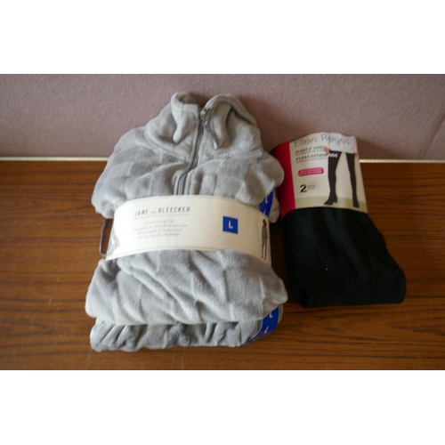 6229 - A quantity of womens clothing to include, trousers, legging, shirts, tops, lounge wear, etc. Various... 