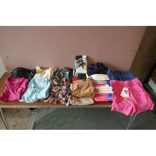 6231 - A quantity on womens clothing to include, nightwear, trousers, loungewear, etc. Various sizes and st... 