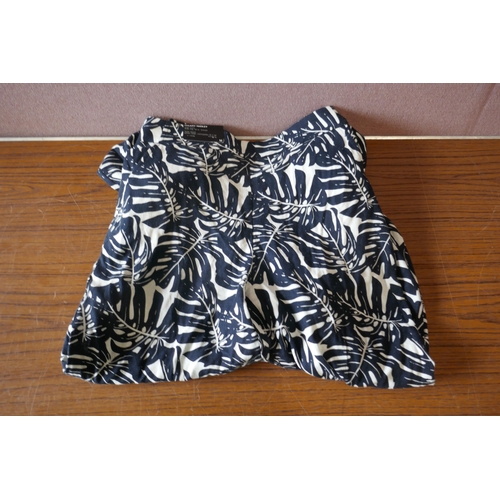 6231 - A quantity on womens clothing to include, nightwear, trousers, loungewear, etc. Various sizes and st... 