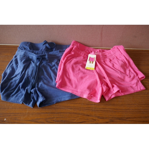 6231 - A quantity on womens clothing to include, nightwear, trousers, loungewear, etc. Various sizes and st... 