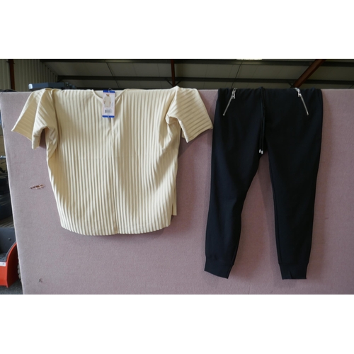 6231 - A quantity on womens clothing to include, nightwear, trousers, loungewear, etc. Various sizes and st... 
