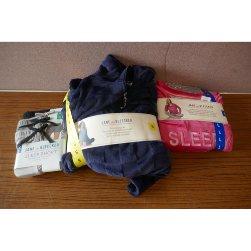 6231 - A quantity on womens clothing to include, nightwear, trousers, loungewear, etc. Various sizes and st... 