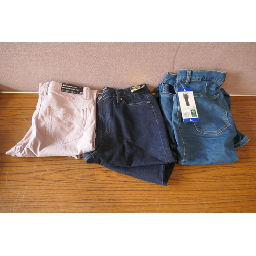 6232 - A quantity on womens clothing to include, nightwear, trousers, loungewear, etc. Various sizes and st... 