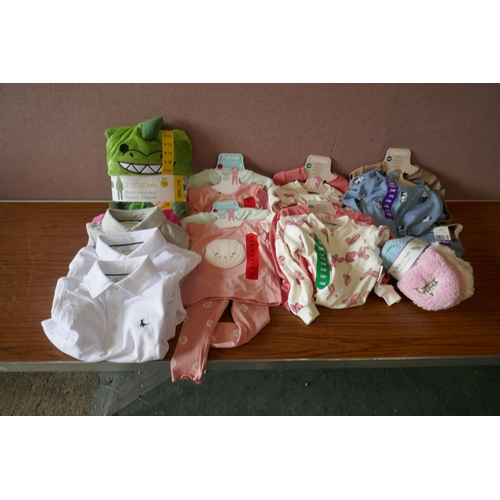 6236 - A quantity of baby and childrens clothing to include, baby grows, t-shirts and nightwear. Various st... 