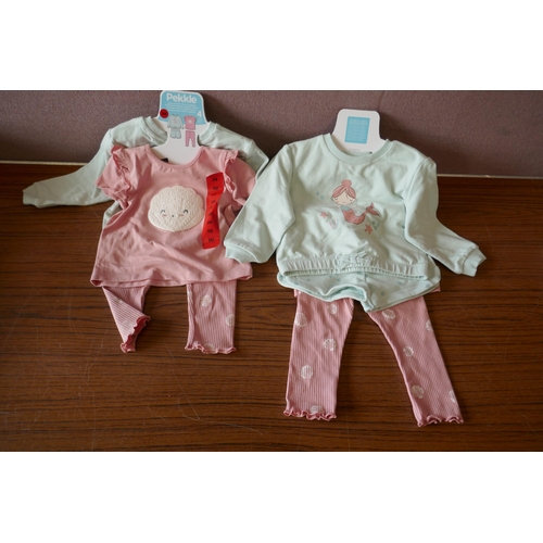 6236 - A quantity of baby and childrens clothing to include, baby grows, t-shirts and nightwear. Various st... 