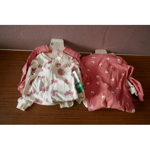 6236 - A quantity of baby and childrens clothing to include, baby grows, t-shirts and nightwear. Various st... 
