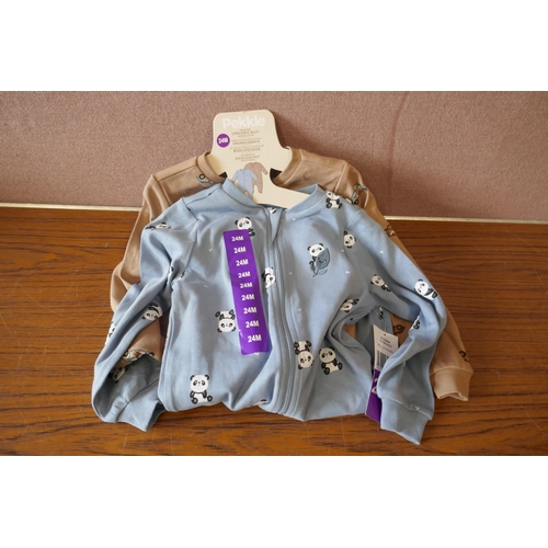 6236 - A quantity of baby and childrens clothing to include, baby grows, t-shirts and nightwear. Various st... 