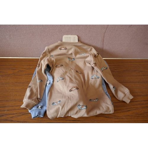 6236 - A quantity of baby and childrens clothing to include, baby grows, t-shirts and nightwear. Various st... 