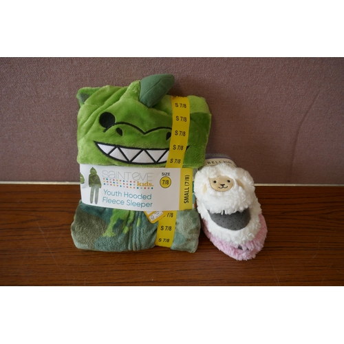 6236 - A quantity of baby and childrens clothing to include, baby grows, t-shirts and nightwear. Various st... 