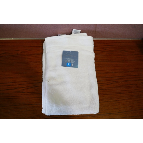 6253 - Charisma towels and a large soft throw *This lot is subject to VAT