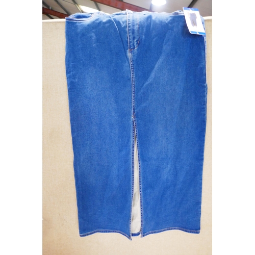 6270 - A quantity of womens clothing to include, trousers, lounge wear, shirts, etc. Various styles and siz... 