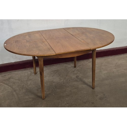 23 - A Nathan teak circular extending dining table