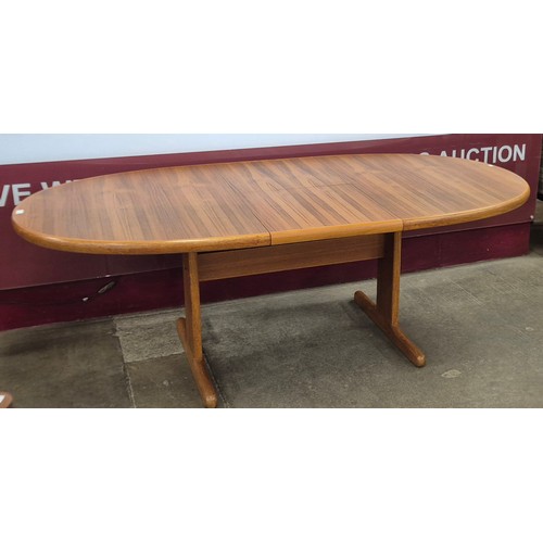 44 - A Danish teak oval extending dining table