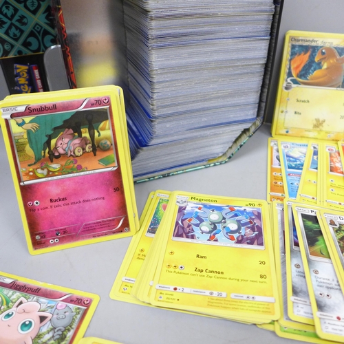 2030 - A collection of Pokemon cards with vintage and rares, approximately 560, in collectors tin