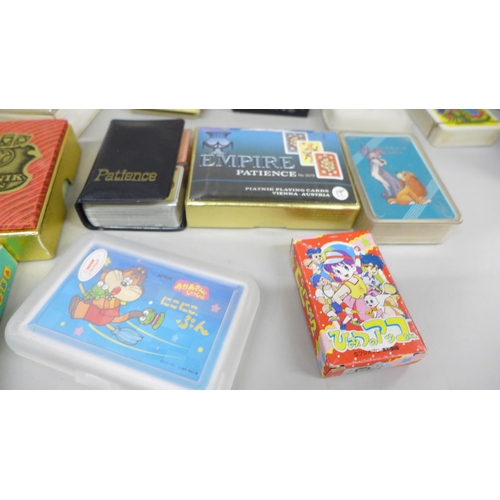 2046 - A collection of vintage playing cards