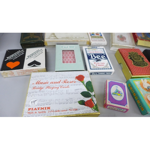 2046 - A collection of vintage playing cards