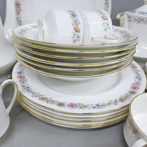 2054 - A Paragon Belinda tea and coffee service, 6 tea cups, 4 coffee cups, 10 saucers, 6 dinner plates, 6 ... 