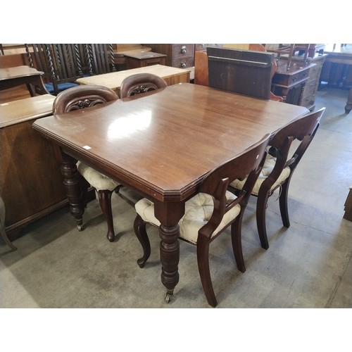236 - A Victorian walnut extending dining table and four balloon back dining chairs