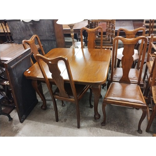 269 - A Queen Anne style oak extending dining table and five chairs