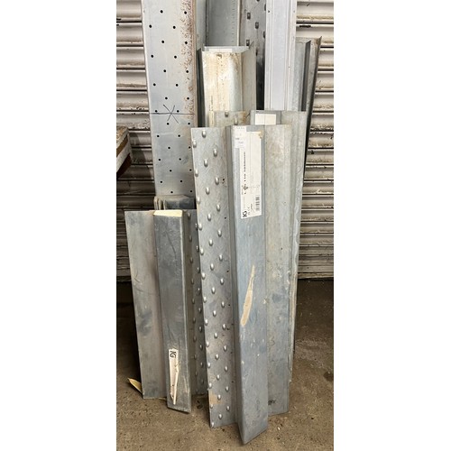5147 - A quantity of approximately 20 steel lintels, various sizes including 1050mm, 1200mm, 750mm, 1200mm