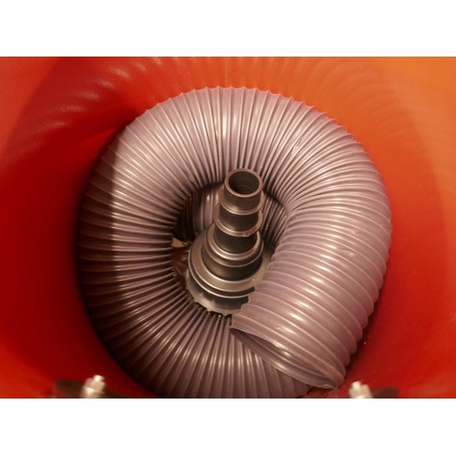 5330 - A dust extractor vacuum cleaner *This lot is subject to VAT