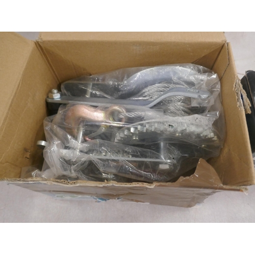 5334 - A boxed XH-BC04 12v master charger and a lever hoist with wire rope *This lot is subject to VAT