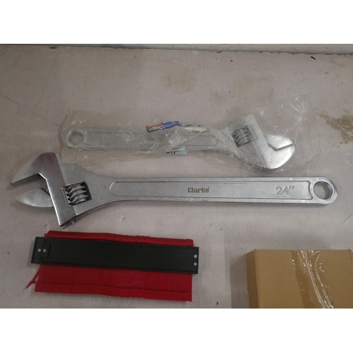 5338 - A selection of assorted tolls including a contour gauge, a Clarke multi function syphon and air pump... 